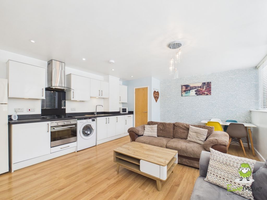 Property photo 3 of 11 Ewemove Basingstoke Wella House Living Area