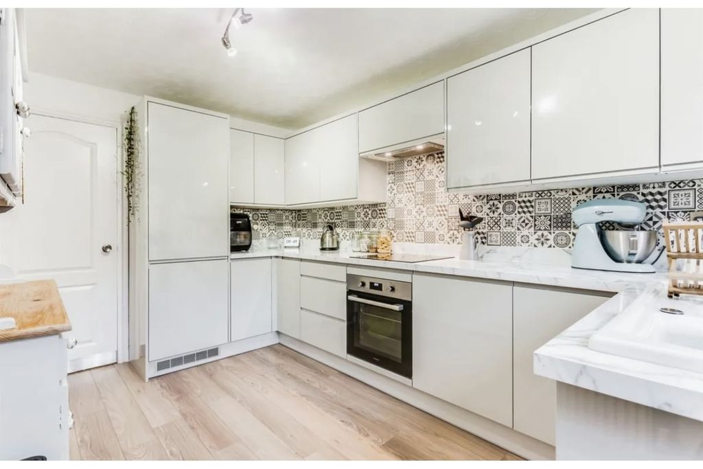 Property photo 2 of 16 Kitchen