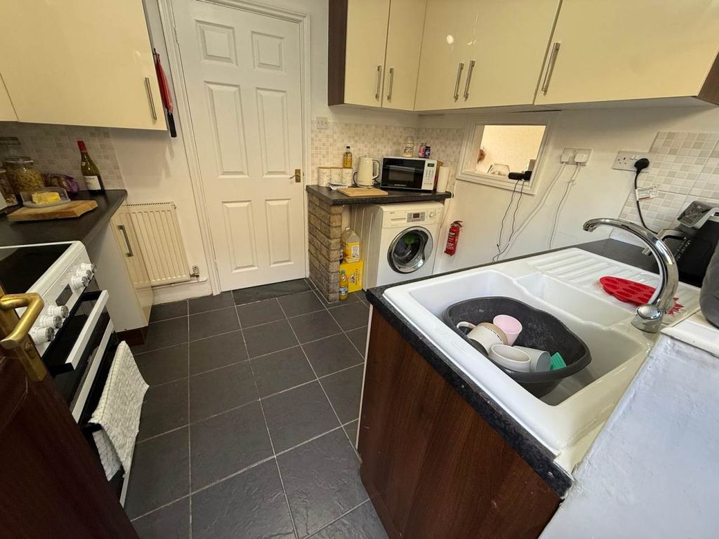 Property photo 3 of 18 Kitchen