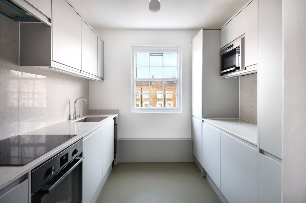 Property photo 3 of 33 Kitchen
