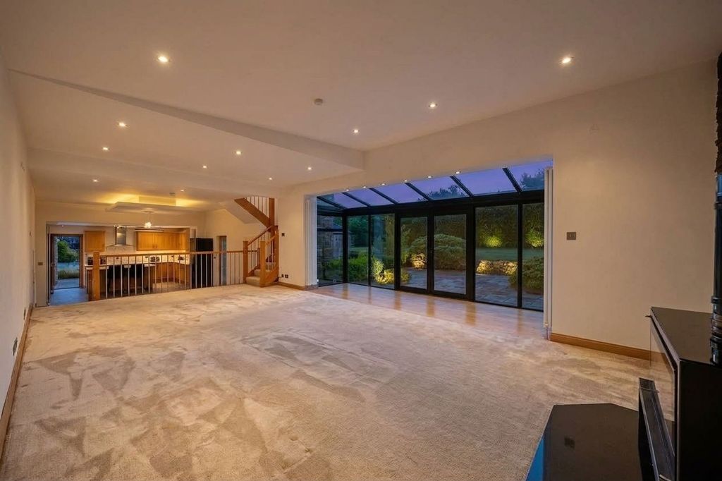 Property photo 2 of 33