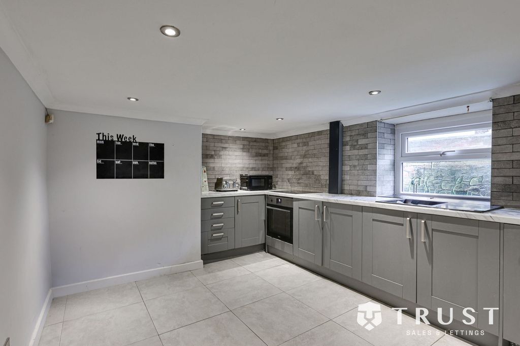 Property photo 2 of 32