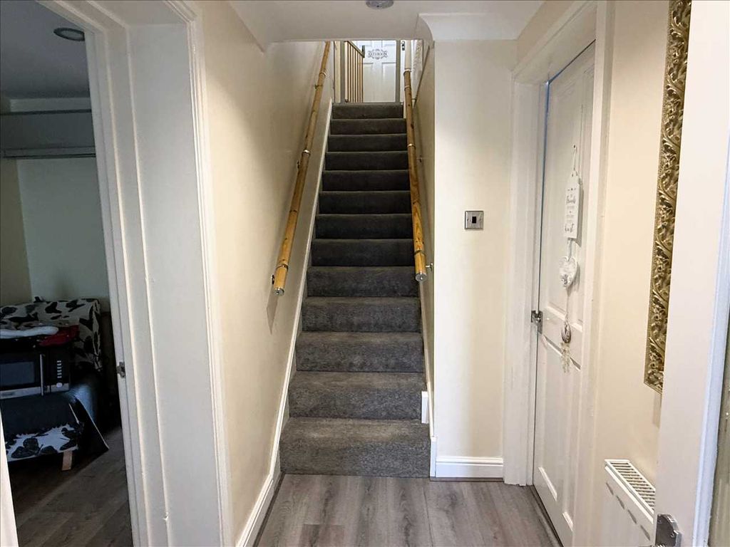 Property photo 3 of 20 Entrance Hall