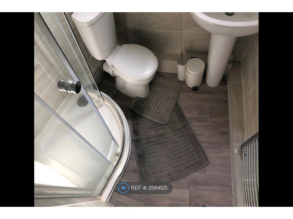 Property photo 3 of 6 Shared Shower Room