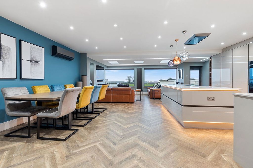 Property photo 2 of 39