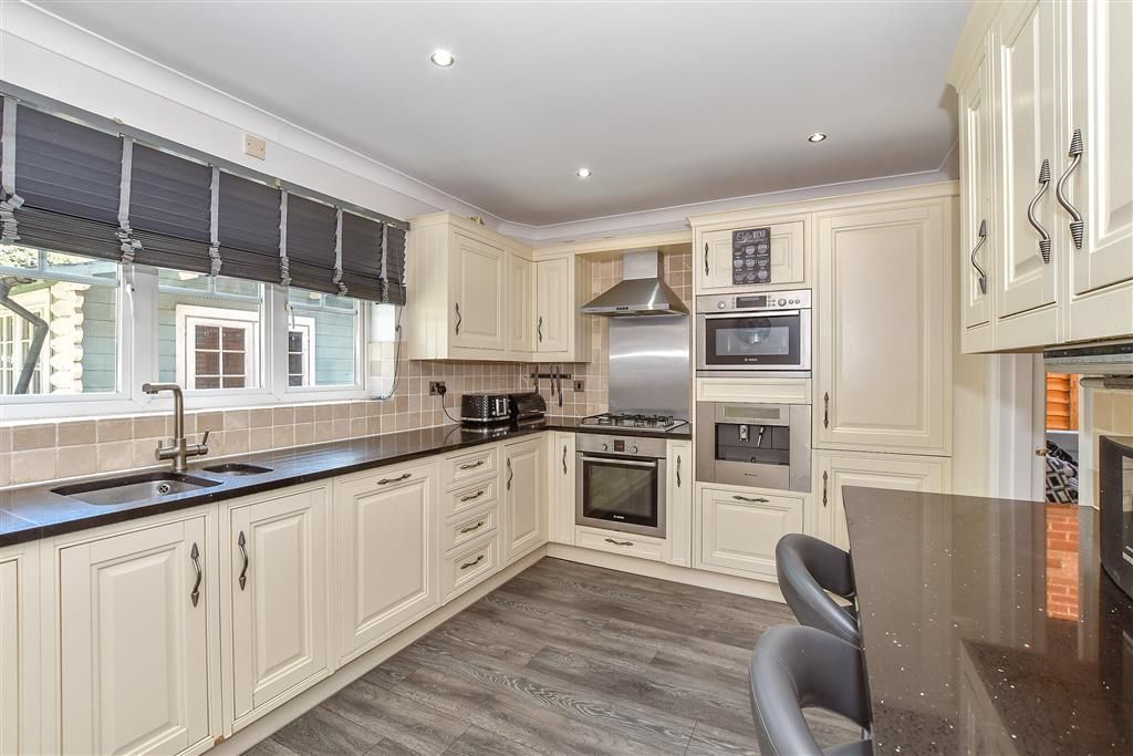 Property photo 3 of 16 Kitchen