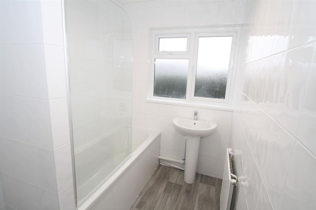 Property photo 2 of 7 Bathroom.Jpg