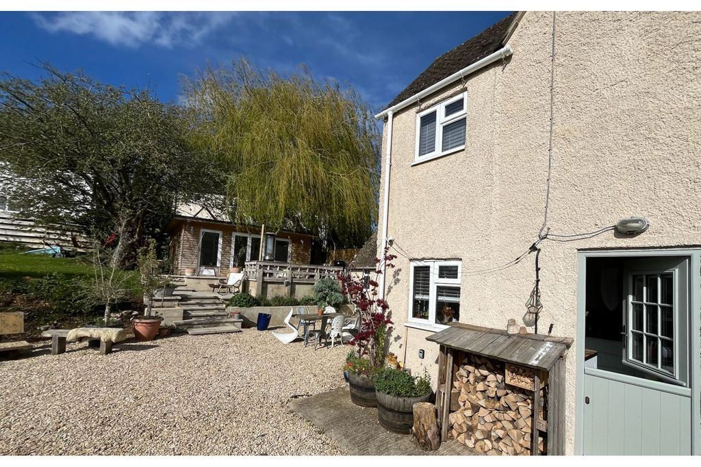 Property photo 2 of 25