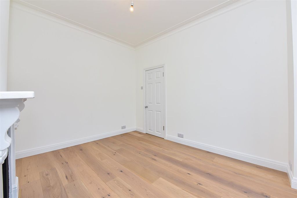 Property photo 3 of 7 Spacephoto-2.Jpg