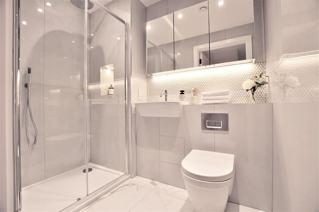 Property photo 3 of 11 En-Suite.Jpg