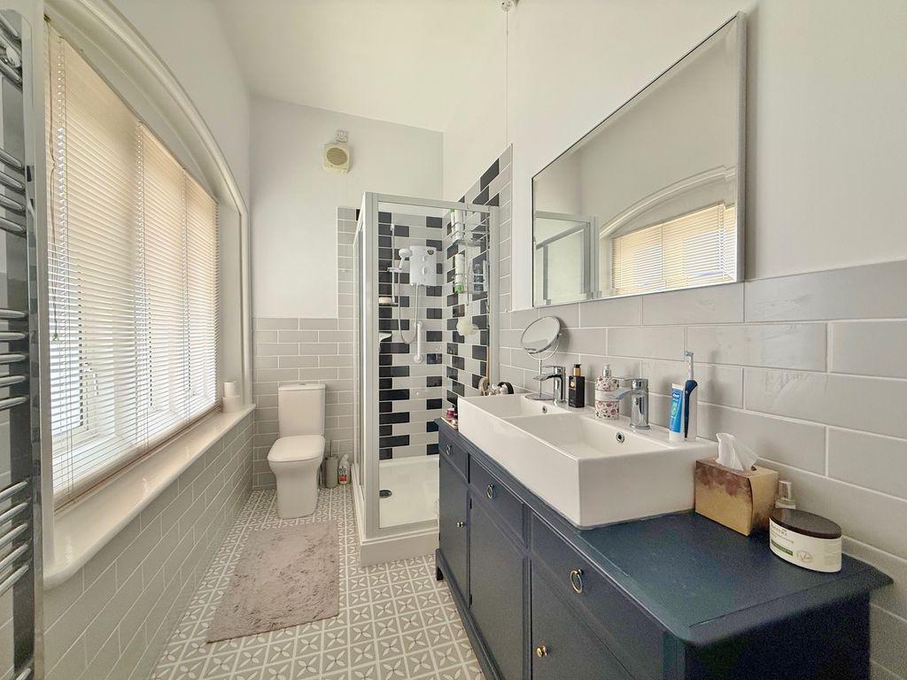 Property photo 2 of 27