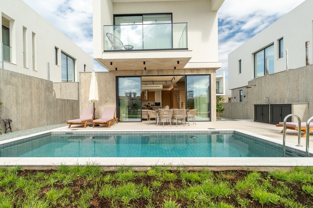 Property photo 3 of 41