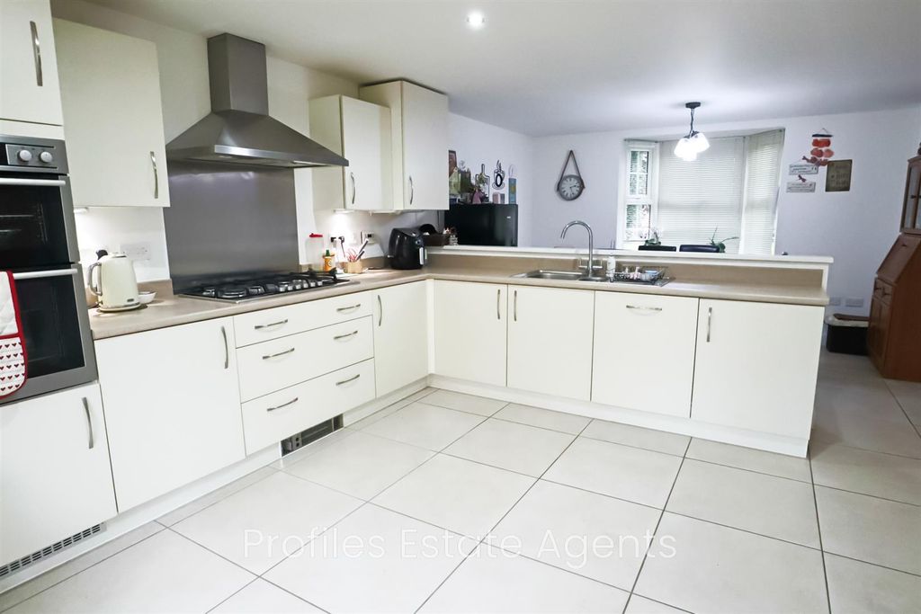 Property photo 3 of 16 Modern Luxury Fitted Breakfast Kitchen (Rear)