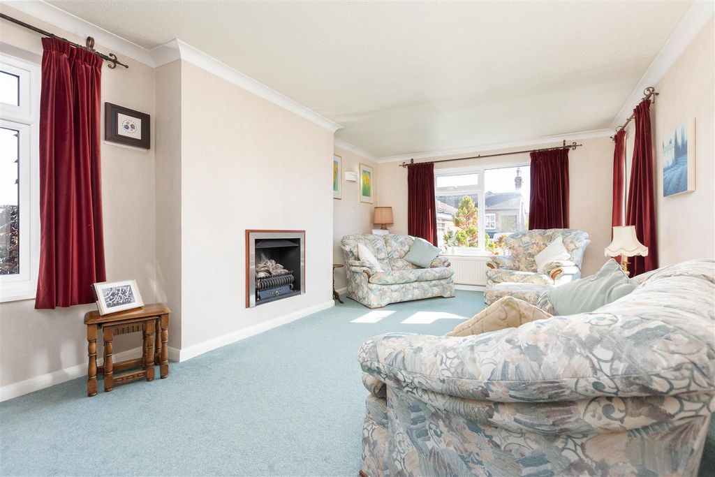 Property photo 2 of 30 Lounge