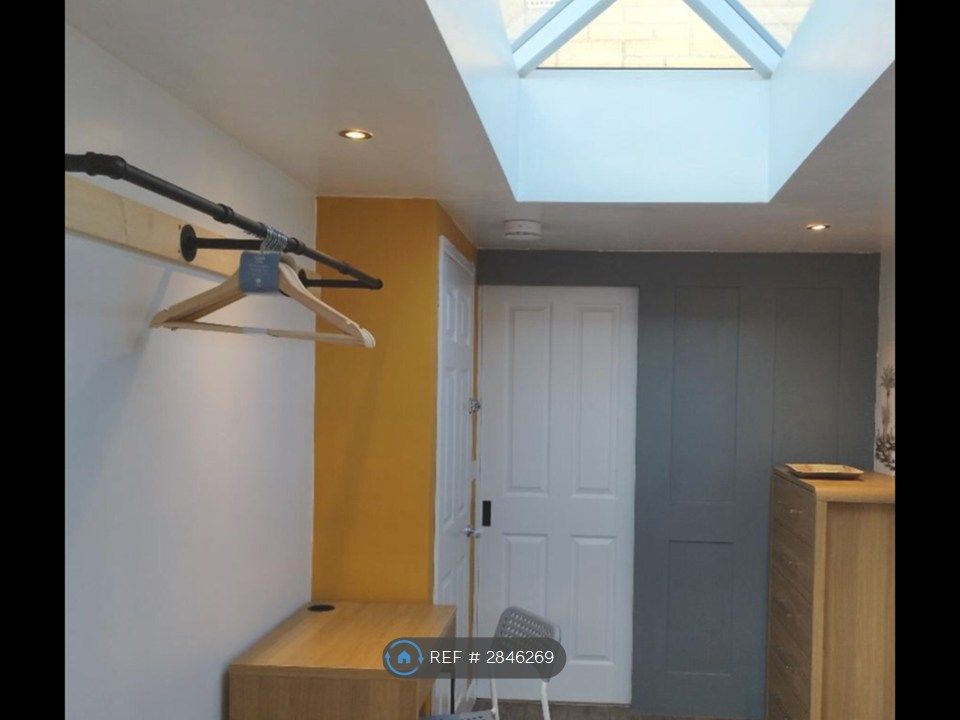 Property photo 3 of 12 Large Sky Light In Stunning Garden Room