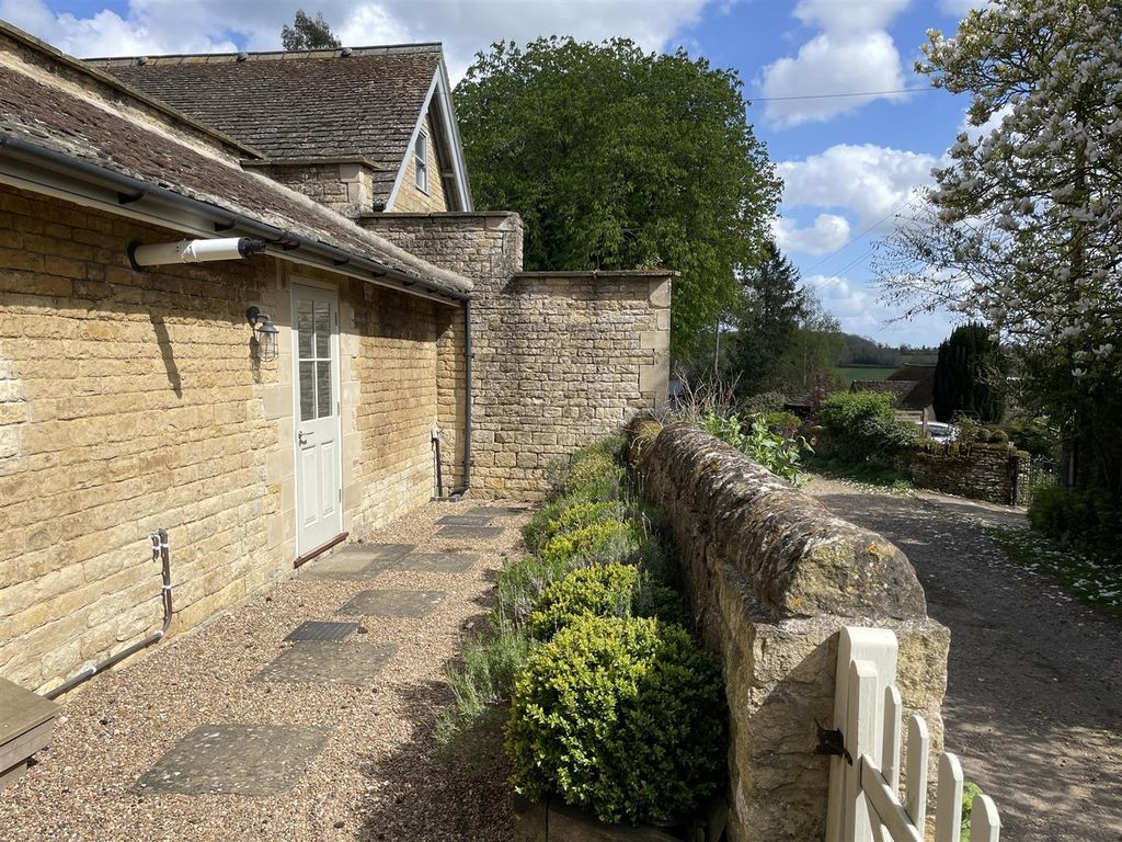 Property photo 3 of 18 Outside Space