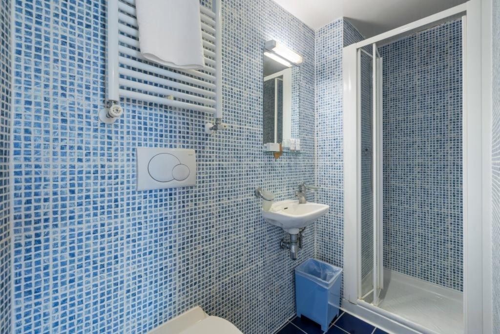 Property photo 3 of 7 Bathroom