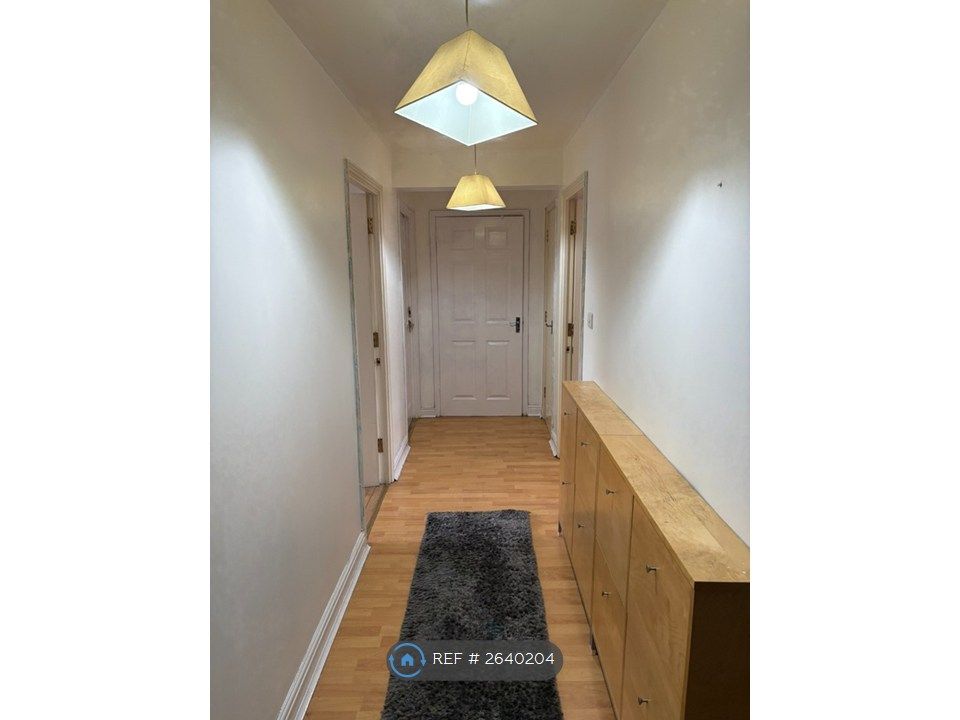 Property photo 2 of 7 Hallway