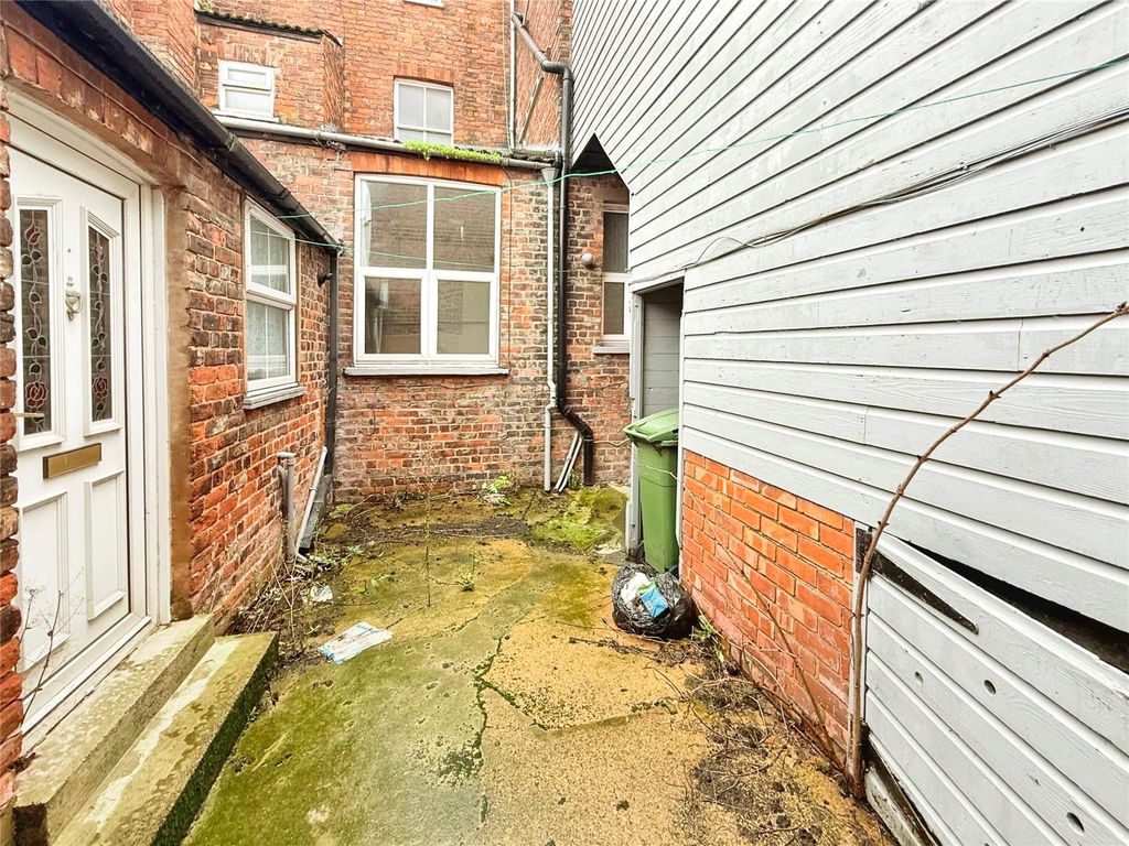 Property photo 3 of 24 Yard