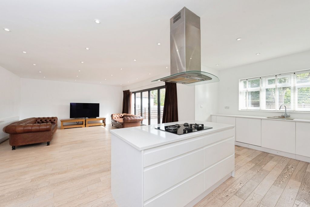 Property photo 3 of 22 Kitchen/Dayroom