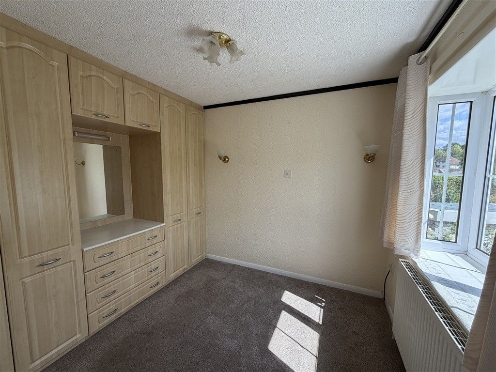 Property photo 2 of 6 Bedroom
