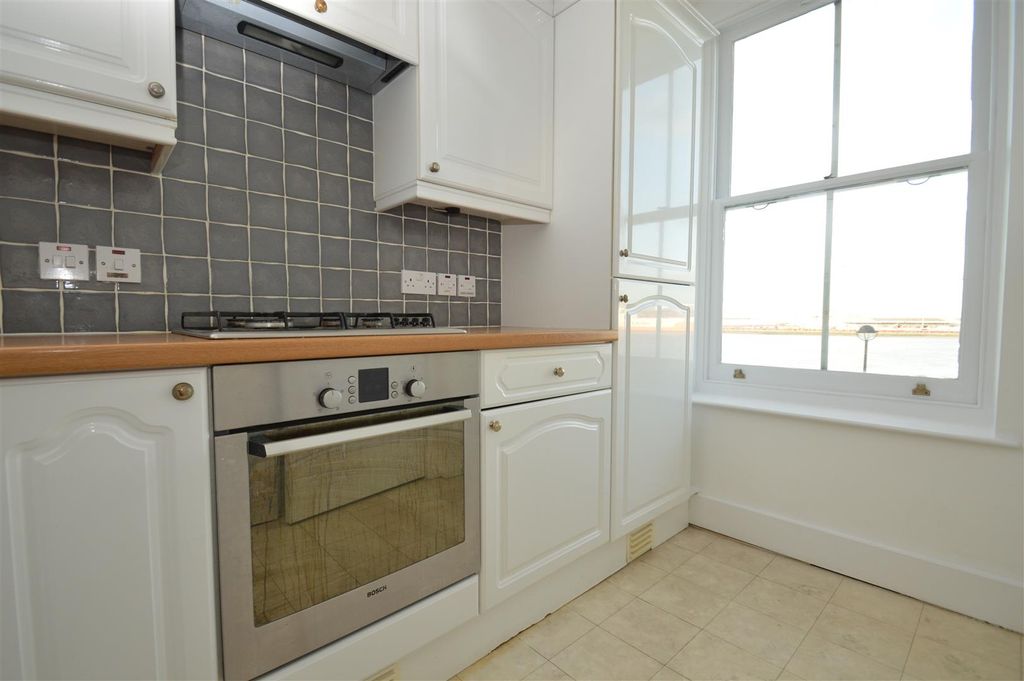 Property photo 2 of 11 Kitchen