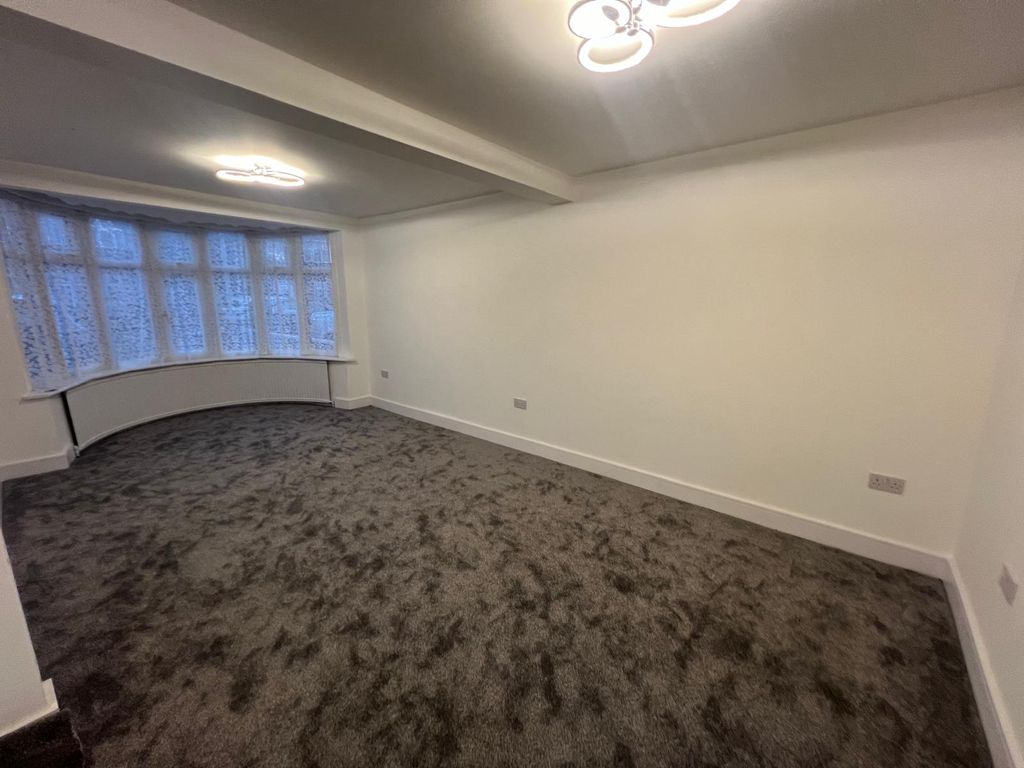 Property photo 1 of 8 3 Bed Semi-Detached House To Rent Berwick Avenue, Hayes Ub4