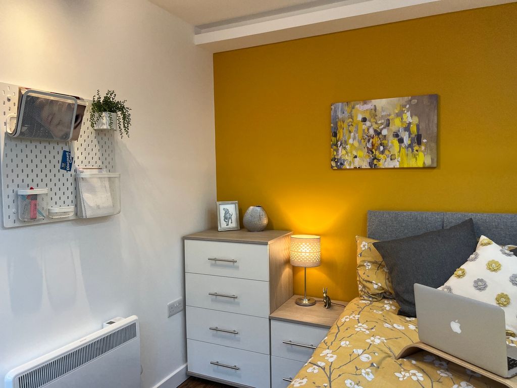 Property photo 2 of 23 A Bright And Inviting Double Bedroom With Modern d...