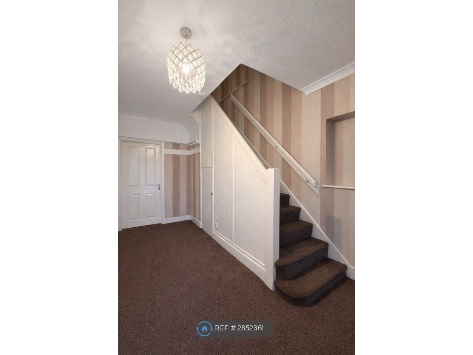 Property photo 3 of 35 Entrance Hall