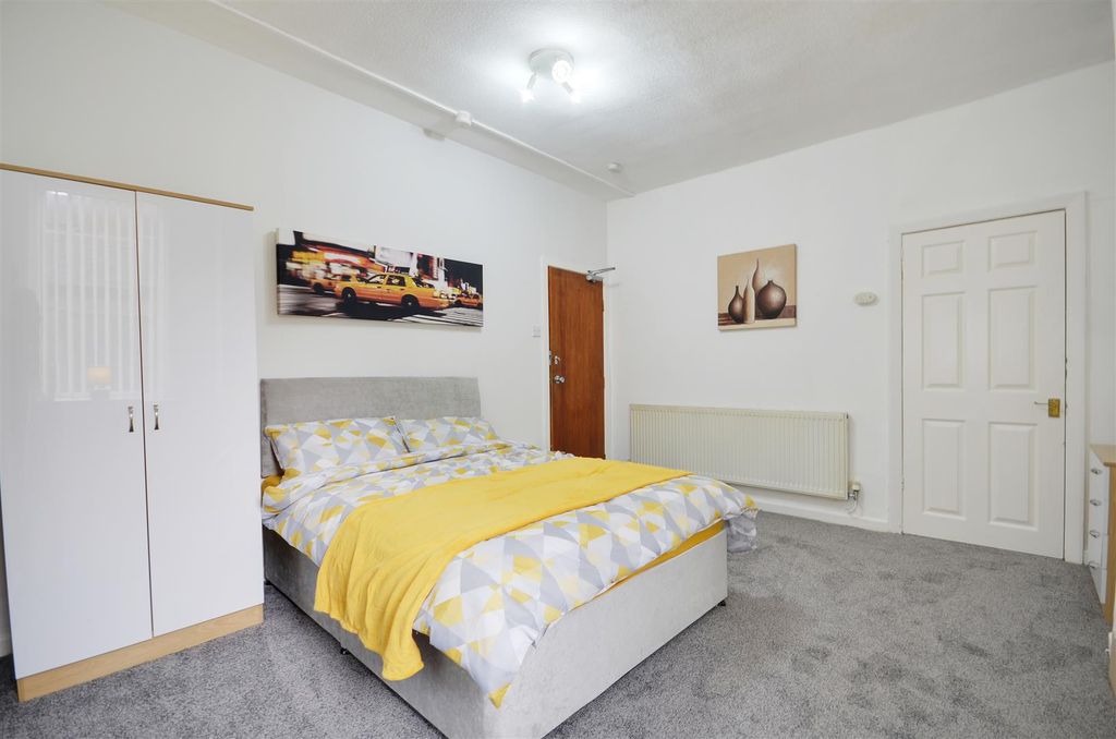 Property photo 2 of 8 Room