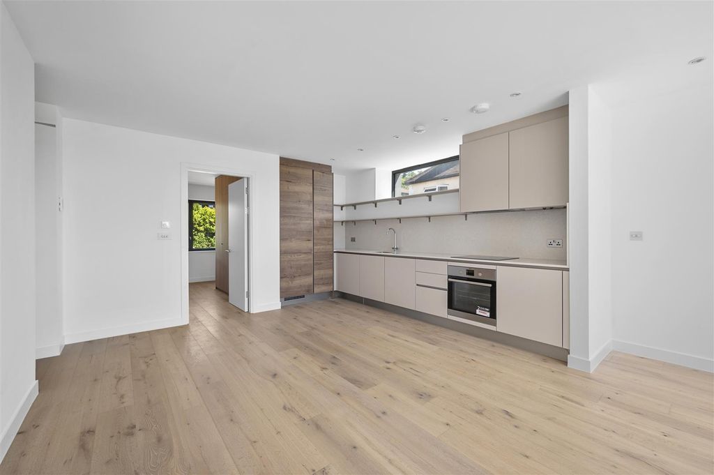 Property photo 3 of 8 Holland Court.Jpg