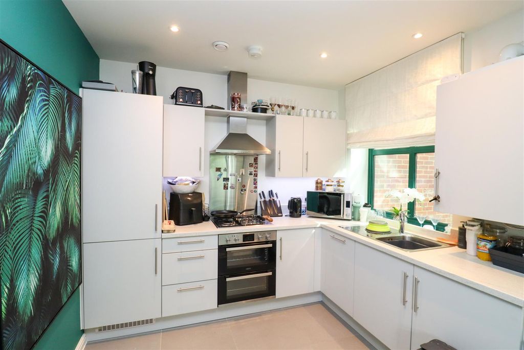Property photo 3 of 12 Kitchen