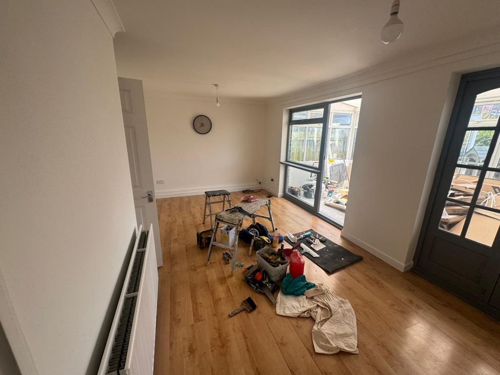 Property photo 3 of 11 Living Room