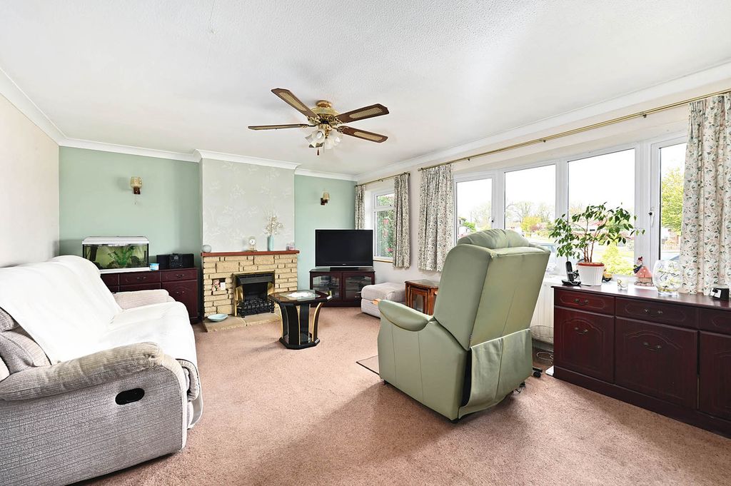 Property photo 2 of 9 11 Parkhill Rd (2)