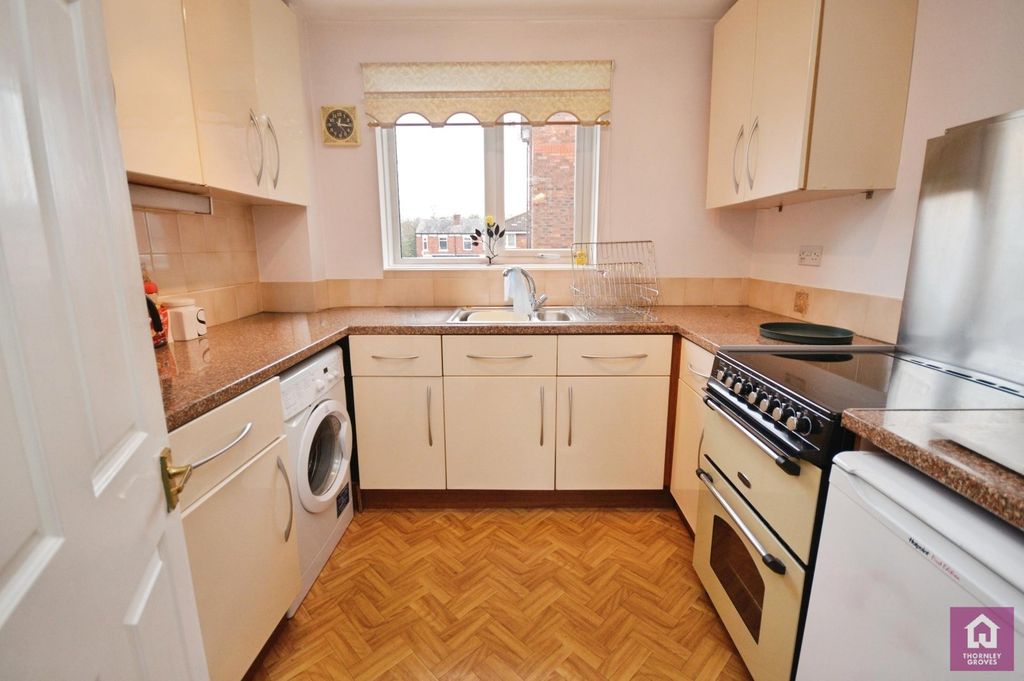 Property photo 3 of 8 Kitchen