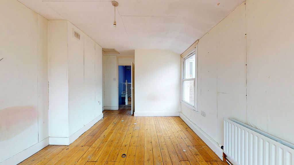 Property photo 2 of 14 Flat A, 102 Midmoor Road, Balham, London, Sw12 0Et