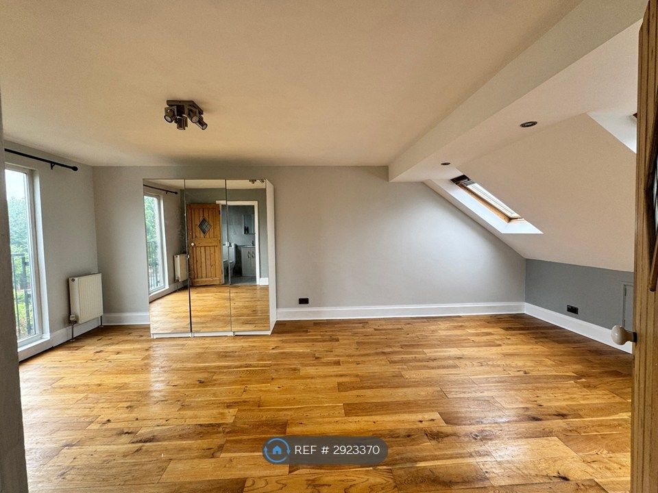 Property photo 2 of 31 Loft Room