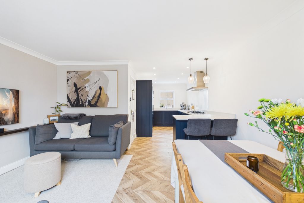 Property photo 1 of 24 Cam02279G0-Pr0082-Still014