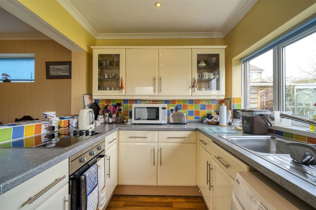 Property photo 3 of 9 Kitchen