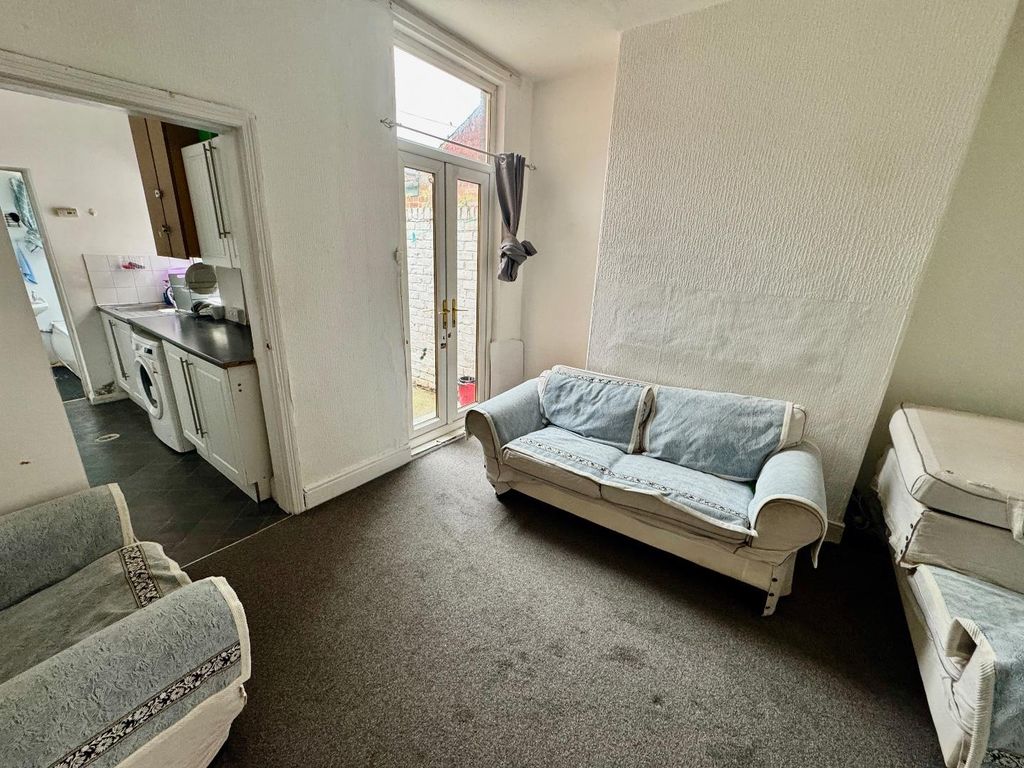 Property photo 3 of 8 Lounge