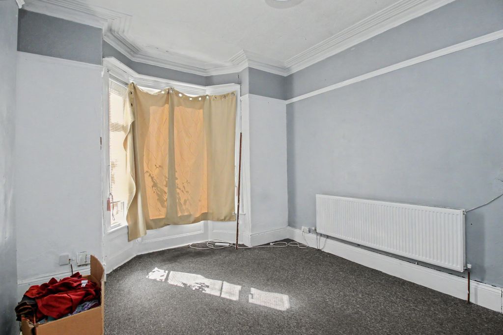 Property photo 2 of 18 229 Hainton Avenue, Grimsby, Dn32 9Ld