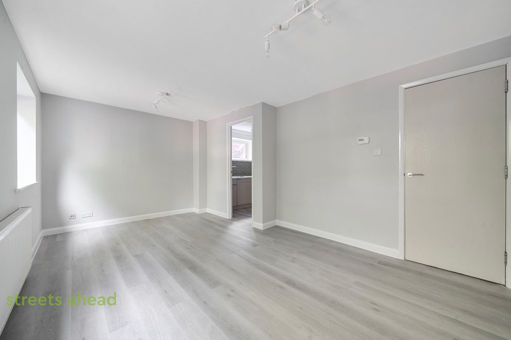 Property photo 3 of 14 1850c330-2707-44B...