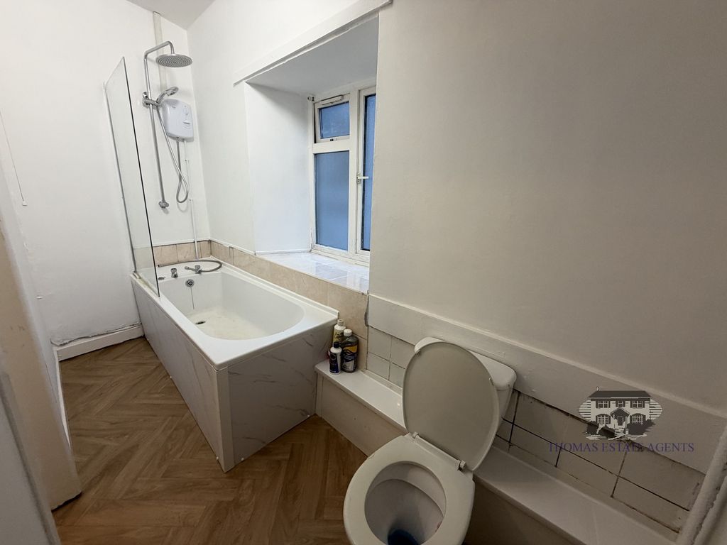Property photo 3 of 9 Bathroom