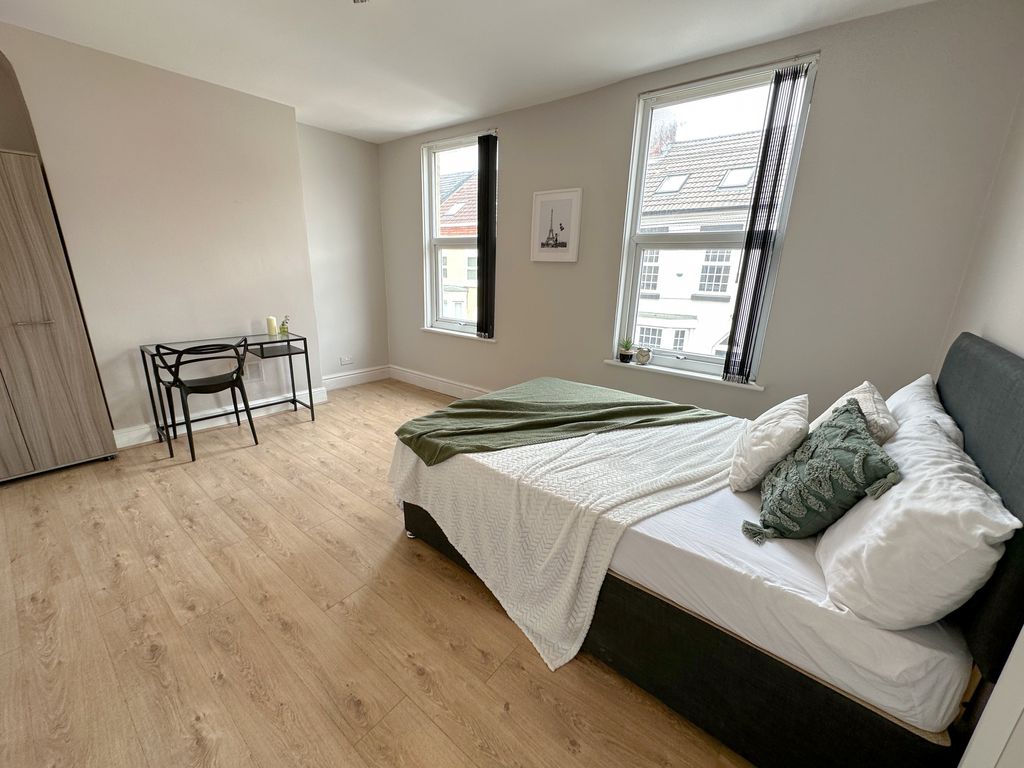 Property photo 3 of 11 4