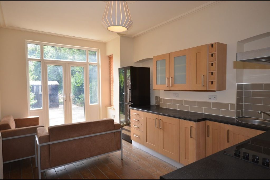 Property photo 1 of 10 HMO Licensed 5 Bed Terraced House To Rent Ashburnham Road, Luton Lu1