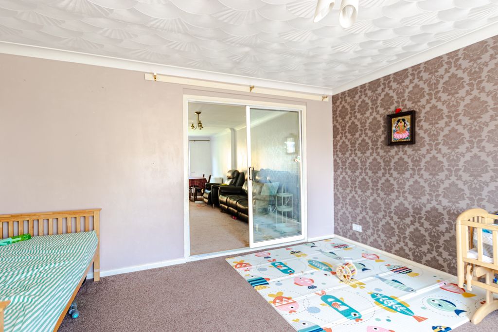 Property photo 3 of 19 Living2