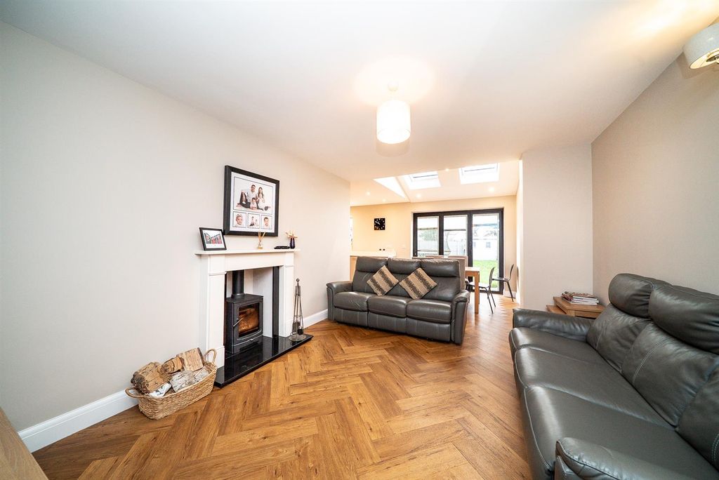 Property photo 2 of 27 Lounge