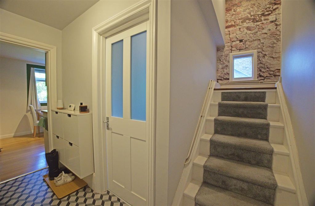 Property photo 3 of 9 Entrance Hall