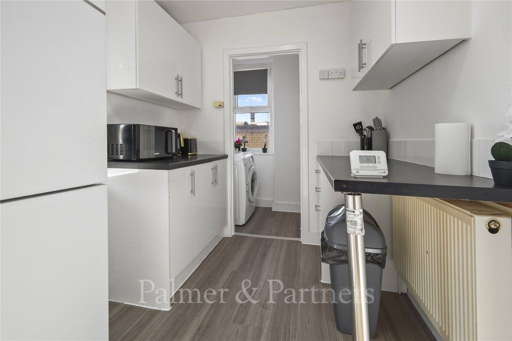 Property photo 3 of 6 Kitchen