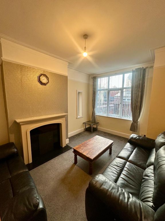 Property photo 3 of 11 Living Room